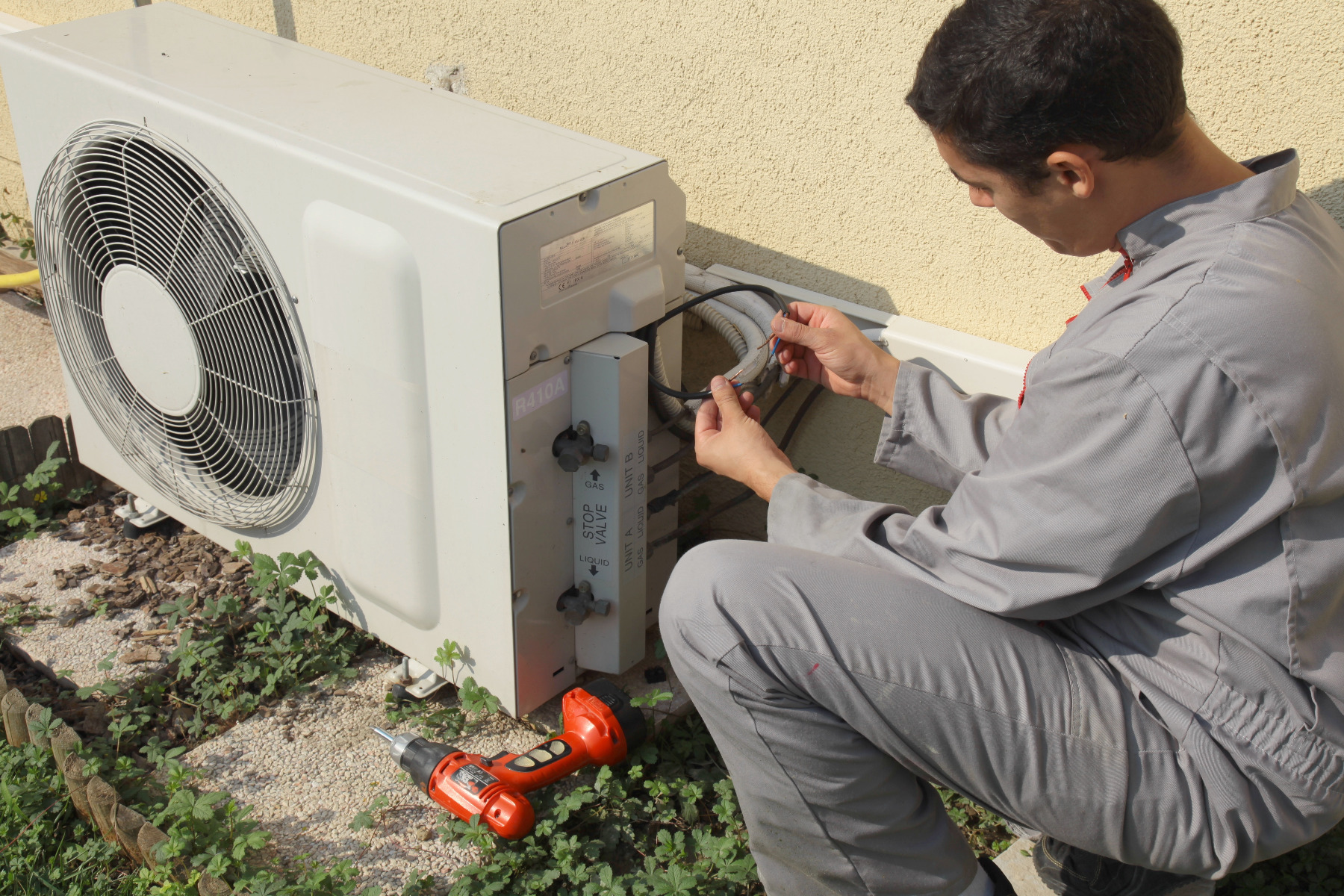 Visuel installateur avec un climatiseur